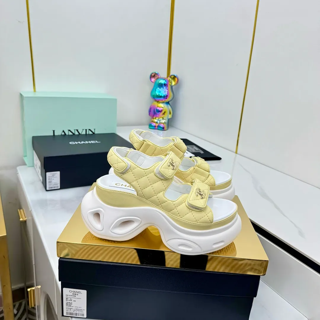 👟👟Ex-factory price 680👟👟 Top version... Chanel｜Chanel Xiaoxiang Velcro Beach Slippers Slippers Casual Beach Shoes 25ss Spring and Summer New Style! Beach shoes are a hit all over the internet! The latest model from the counter, I am still willing to buy it on my feet. It must be ranked among the most popular models. It is invincible in all seasons. Various bloggers and Internet celebrities can see the matching styles. Highly recommended. Pearlescent sheepskin upper, sheepskin lining, suede for feet. Original open-molded TPU outsole size: 35-40 (customized for 40 and 41). Full set of original packaging 👉 👉 👉 👉 👉